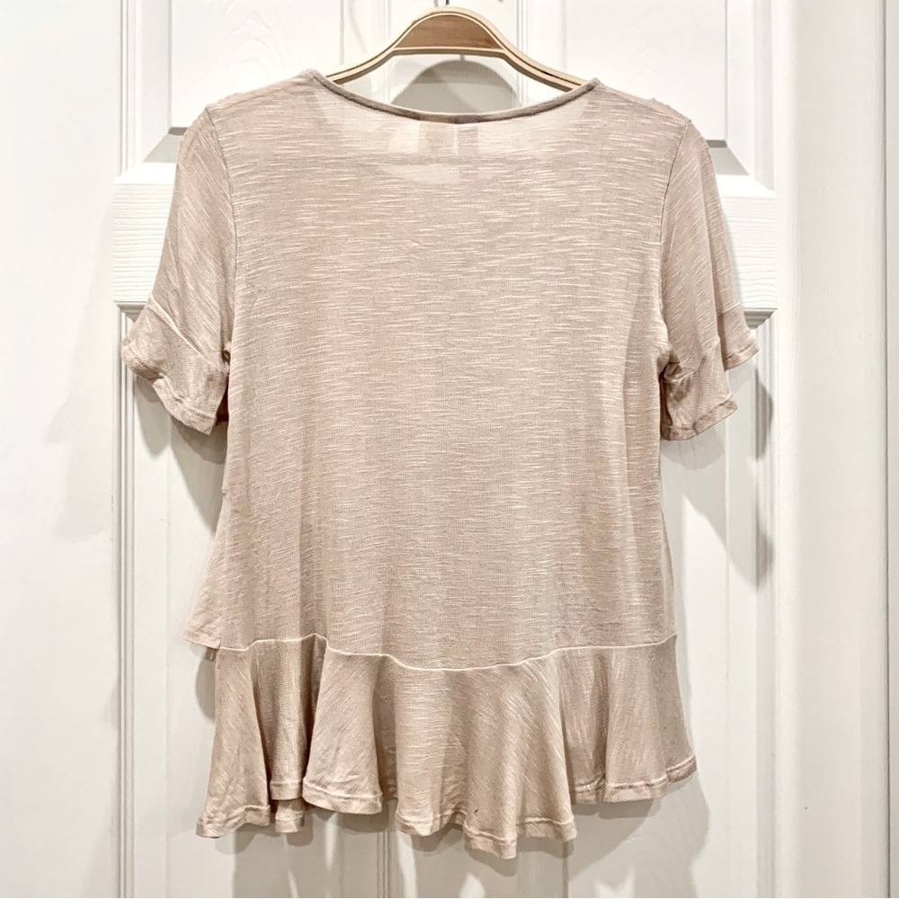 🤎 Francesca’s Beige Sand Ruffle Hem Tee Shirt T-Shirt - Picture 3 of 13